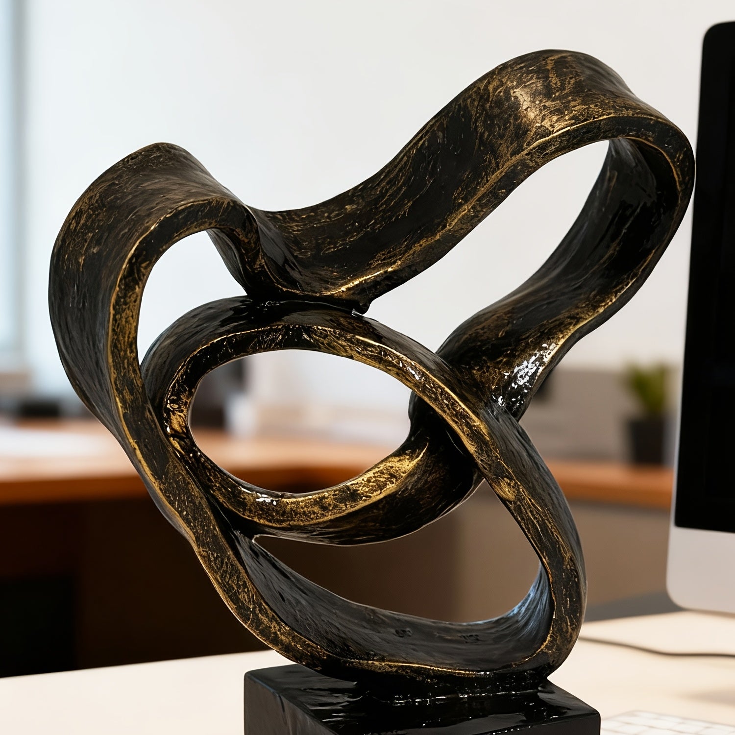 Tnessential Creative Heart-encircled Twisted 3D Decor