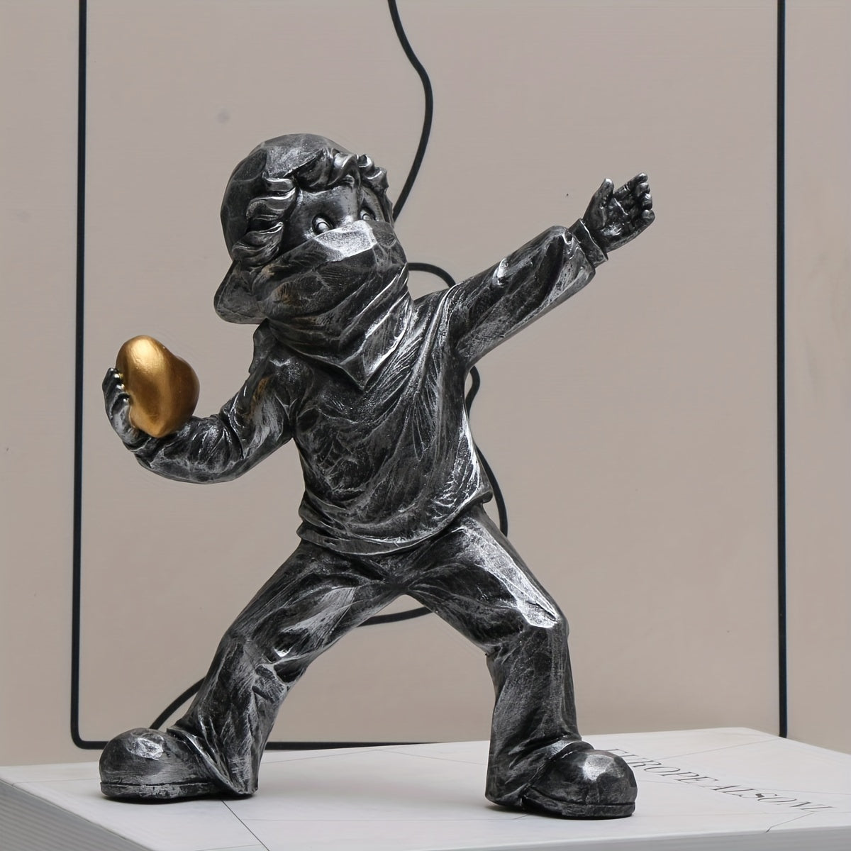 Tnessential Charming Resin Love Sculpture Stone Thrower 3D Decor