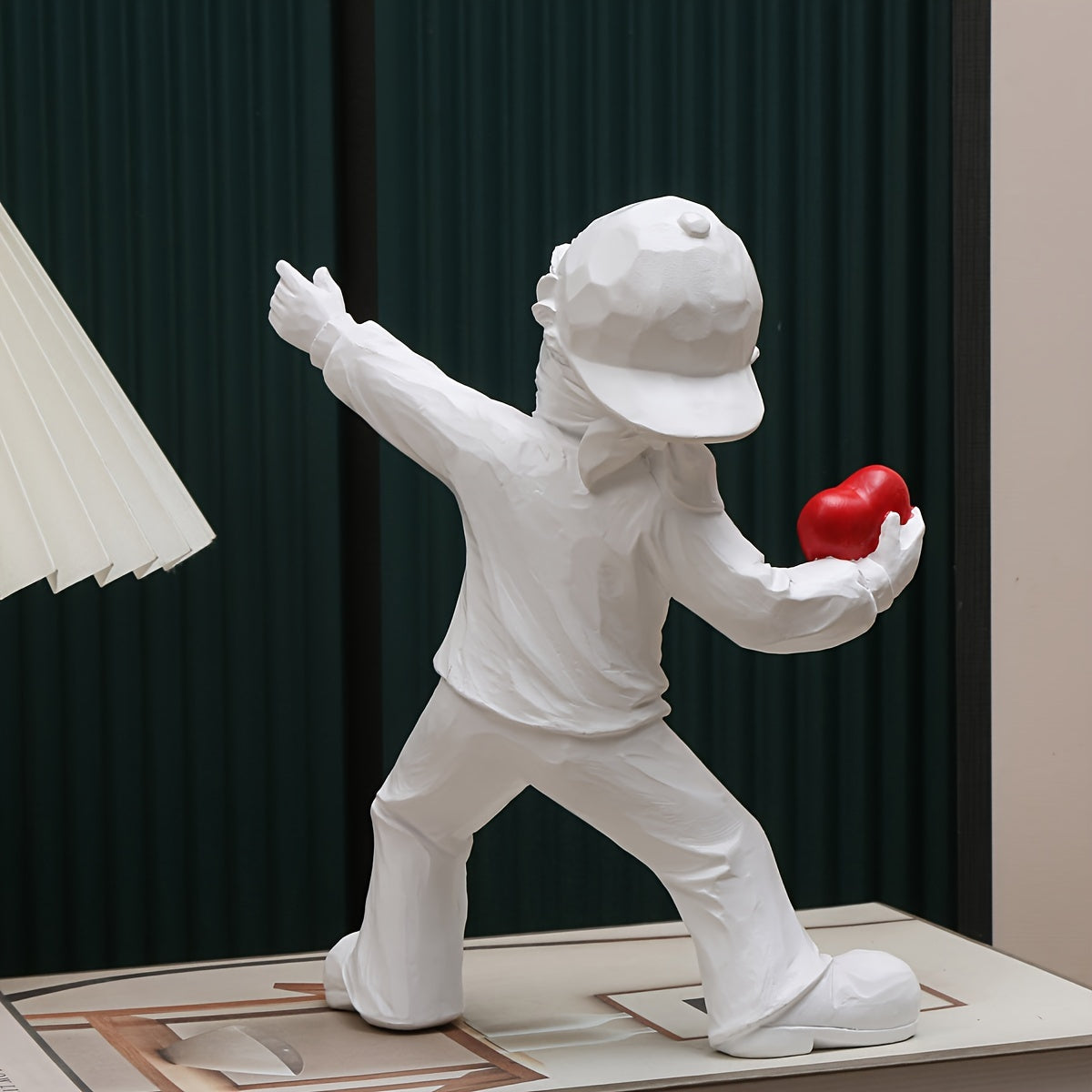 Tnessential Charming Resin Love Sculpture Stone Thrower 3D Decor