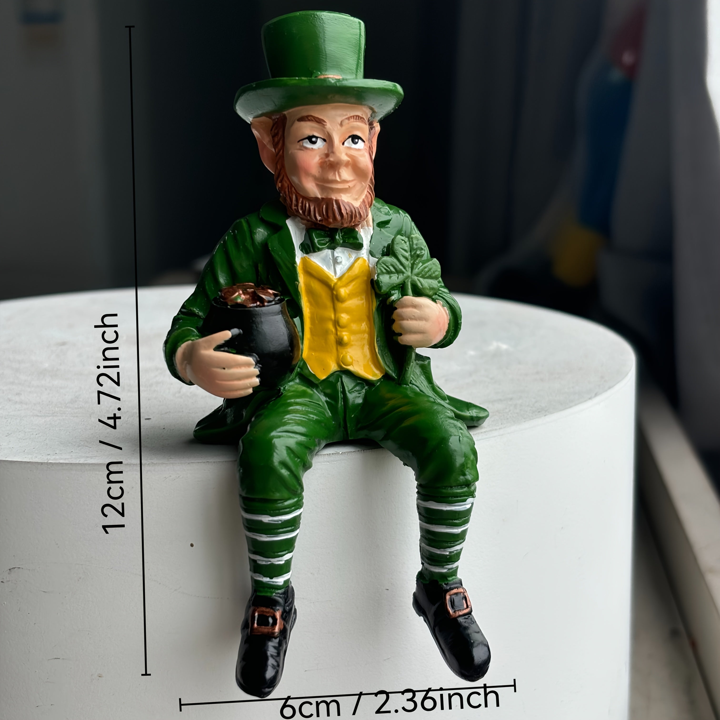 Tnessential Sitting Leprechaun Figurine with Pot of Golden and Shamrock 3D Decor