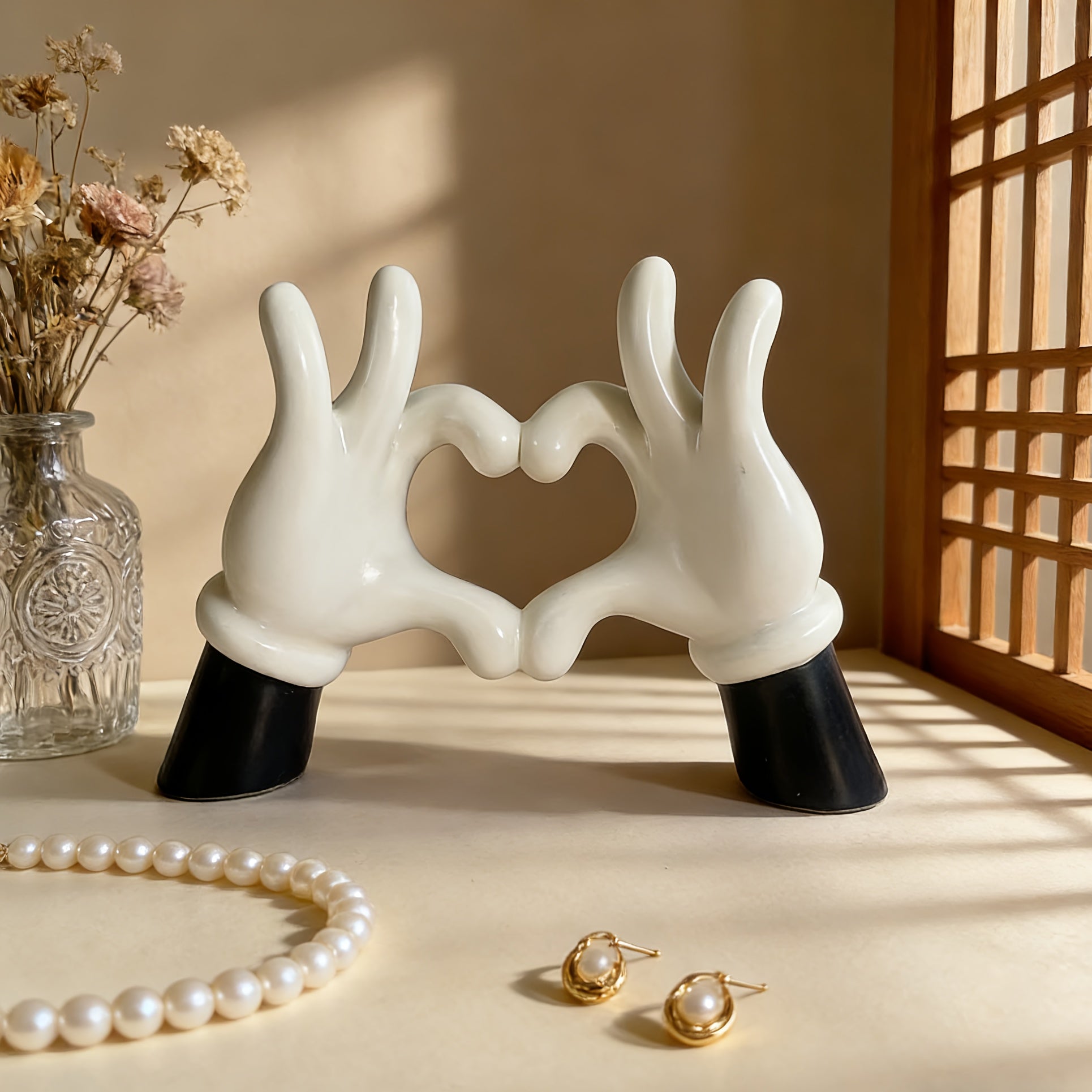 Tnessential This Decorative Vinyl Sculpture Features a Minimalist 3D Decor