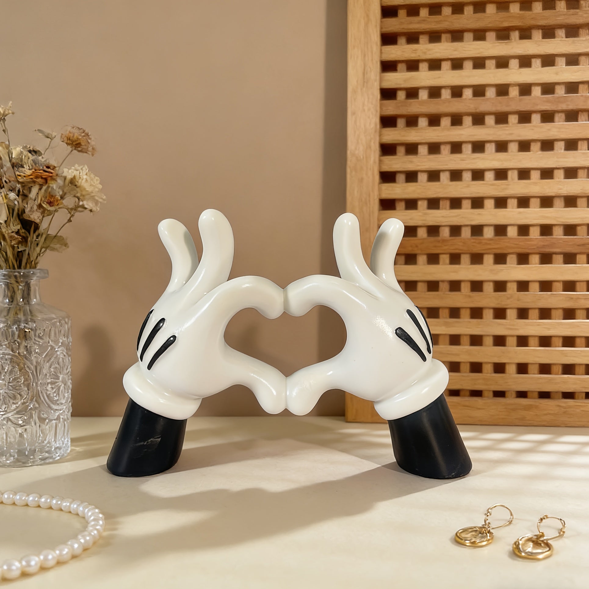 Tnessential This Decorative Vinyl Sculpture Features a Minimalist 3D Decor