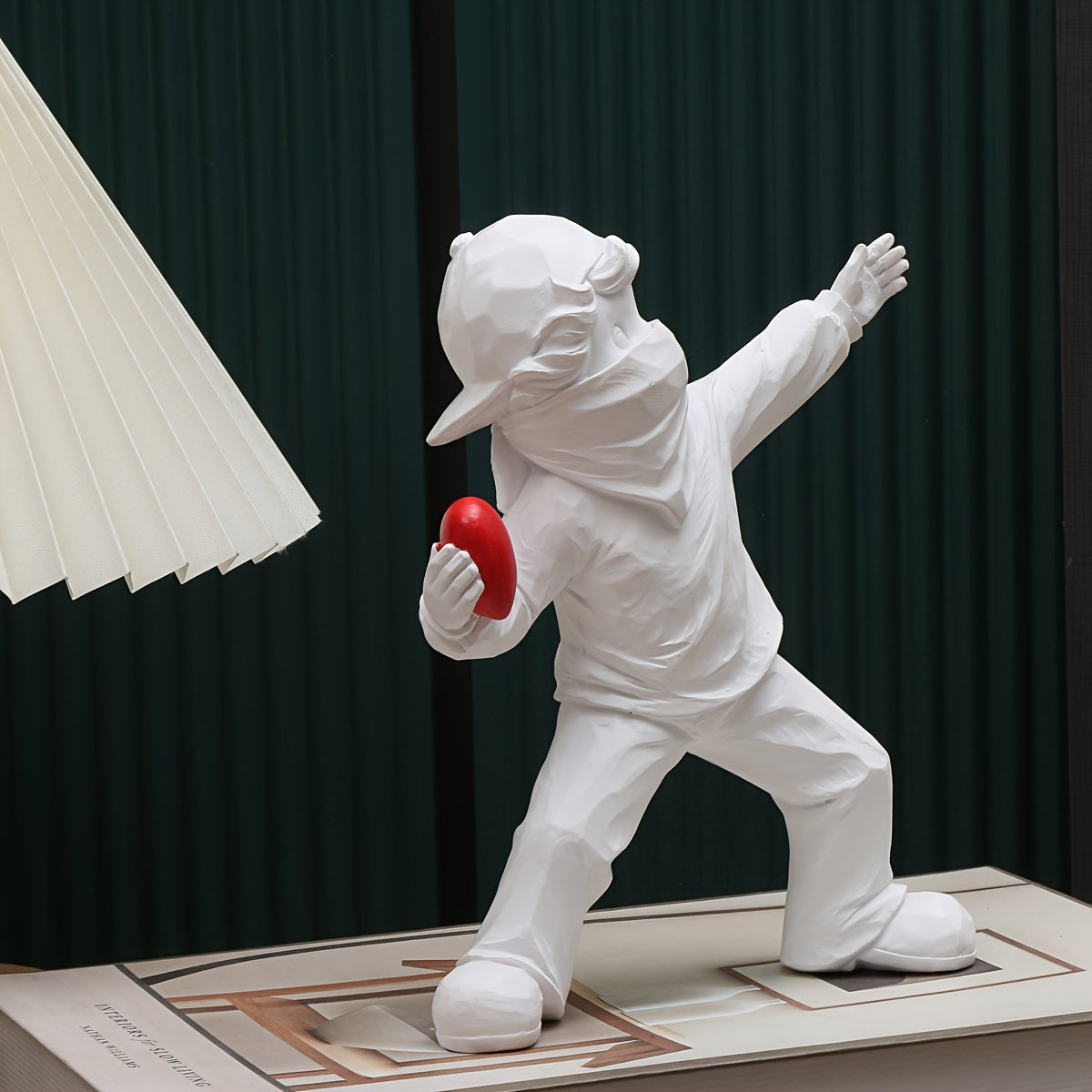 Tnessential Charming Resin Love Sculpture Stone Thrower 3D Decor