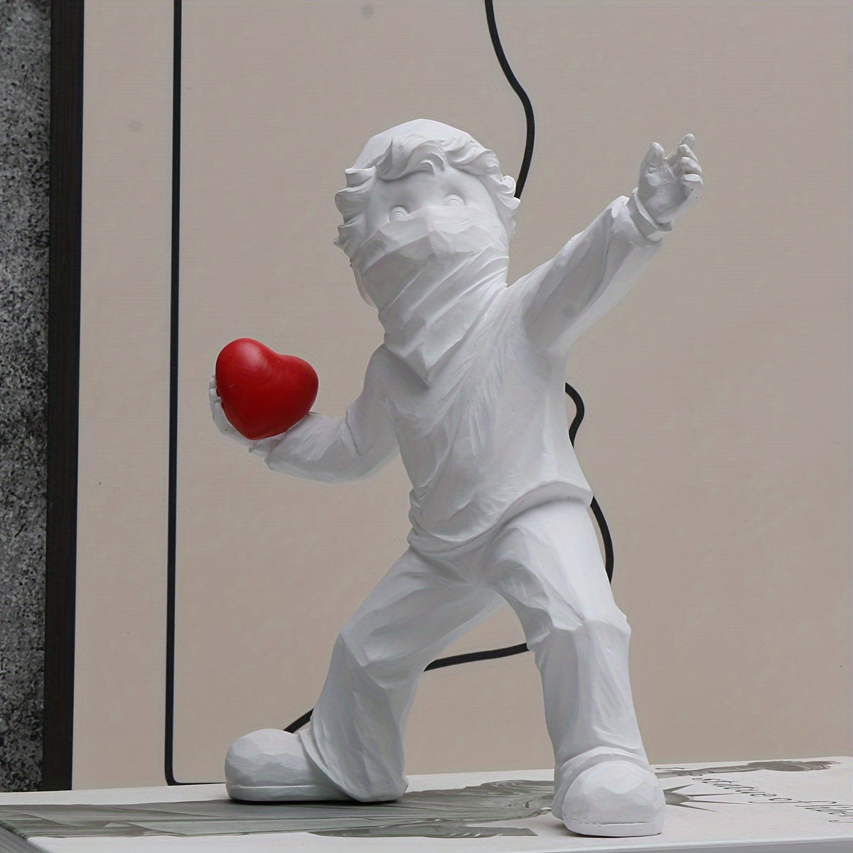 Tnessential Charming Resin Love Sculpture Stone Thrower 3D Decor