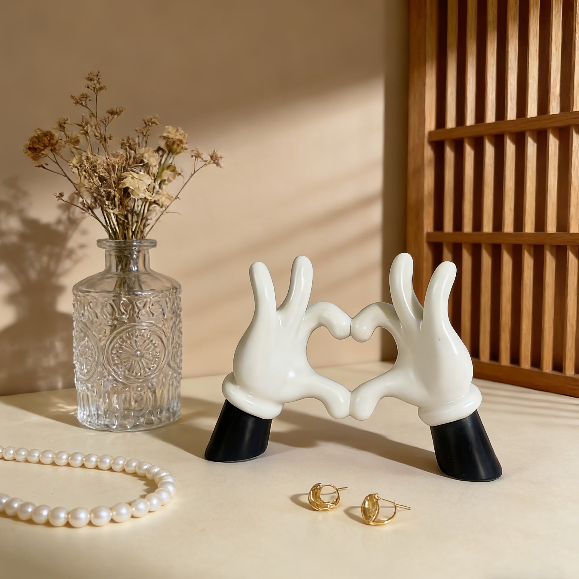Tnessential This Decorative Vinyl Sculpture Features a Minimalist 3D Decor