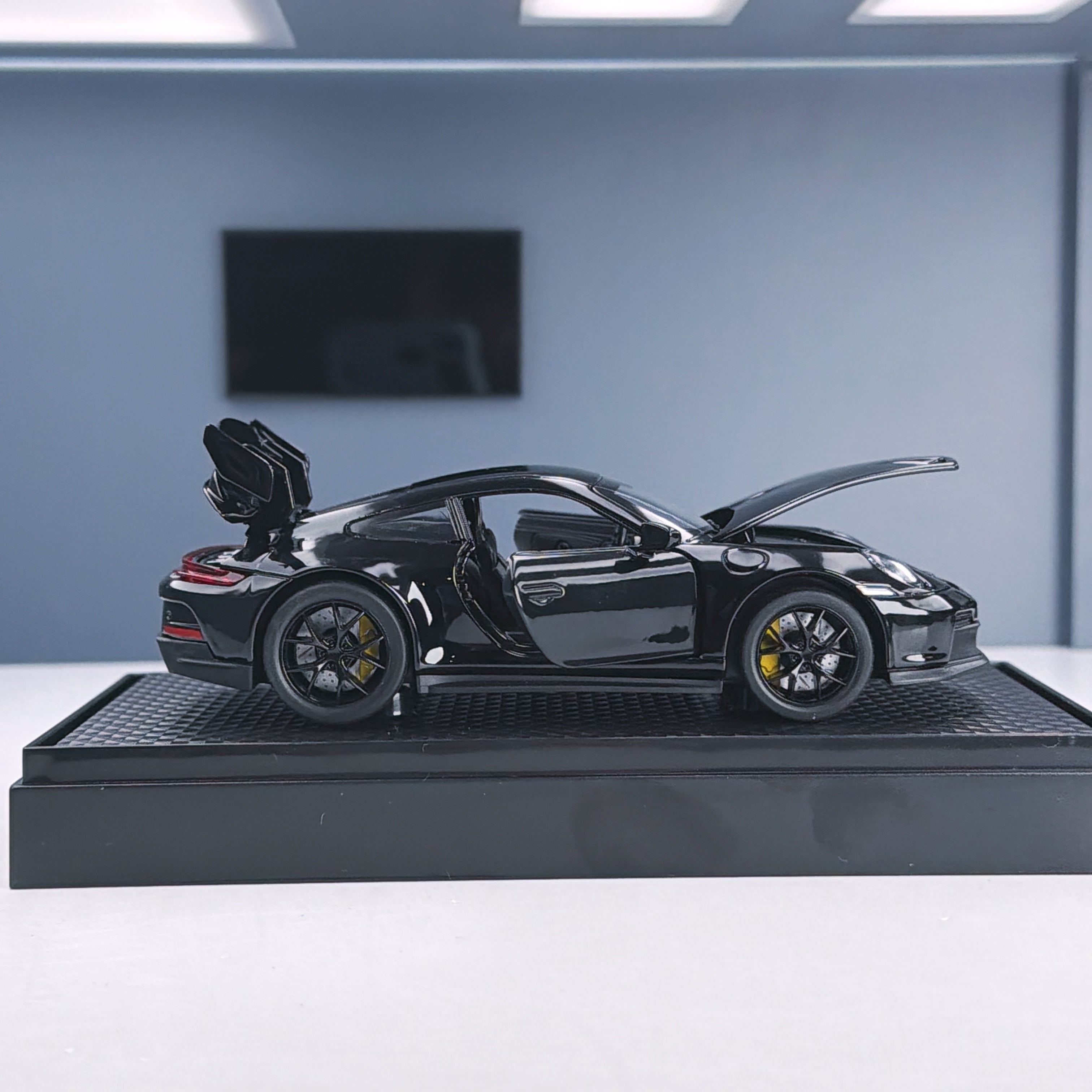 Tnessential :32 Scale Alloy Car Model 3D Decor