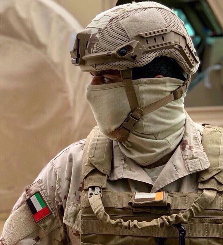 UAE SPECIAL FORCES DESERT DEFENDER CANVAS POSTER