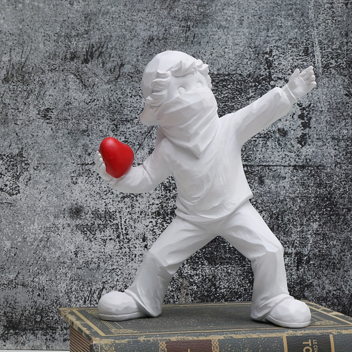 Tnessential Charming Resin Love Sculpture Stone Thrower 3D Decor