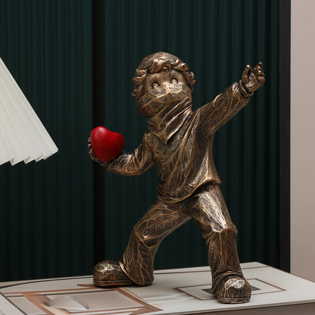 Tnessential Charming Resin Love Sculpture Stone Thrower 3D Decor