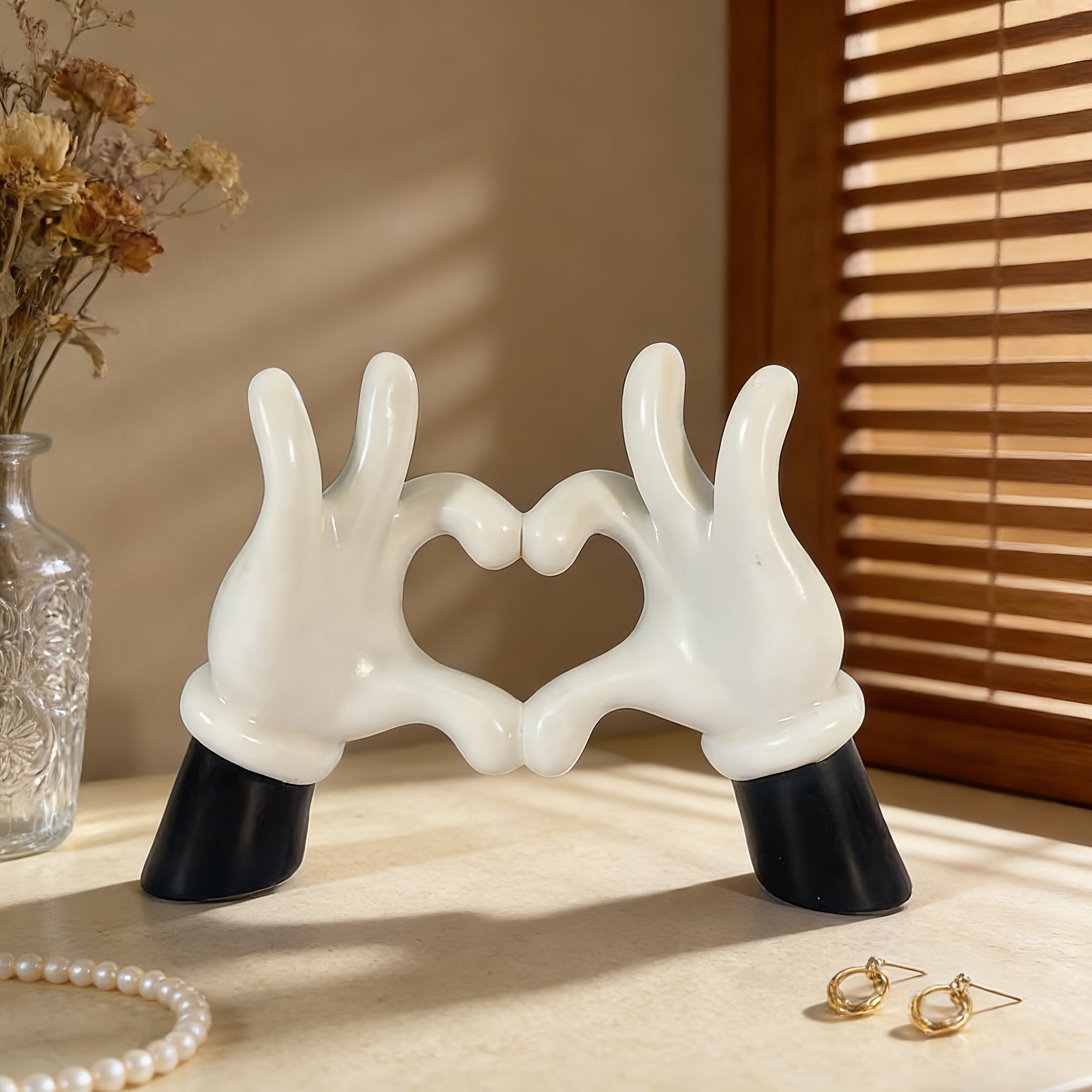 Tnessential This Decorative Vinyl Sculpture Features a Minimalist 3D Decor
