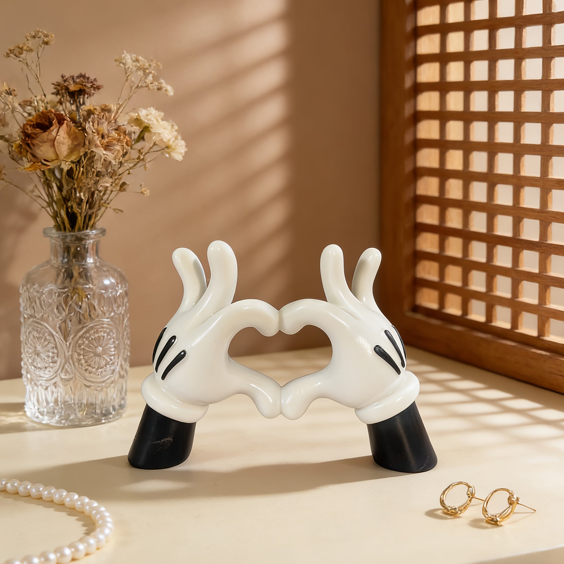 Tnessential This Decorative Vinyl Sculpture Features a Minimalist 3D Decor