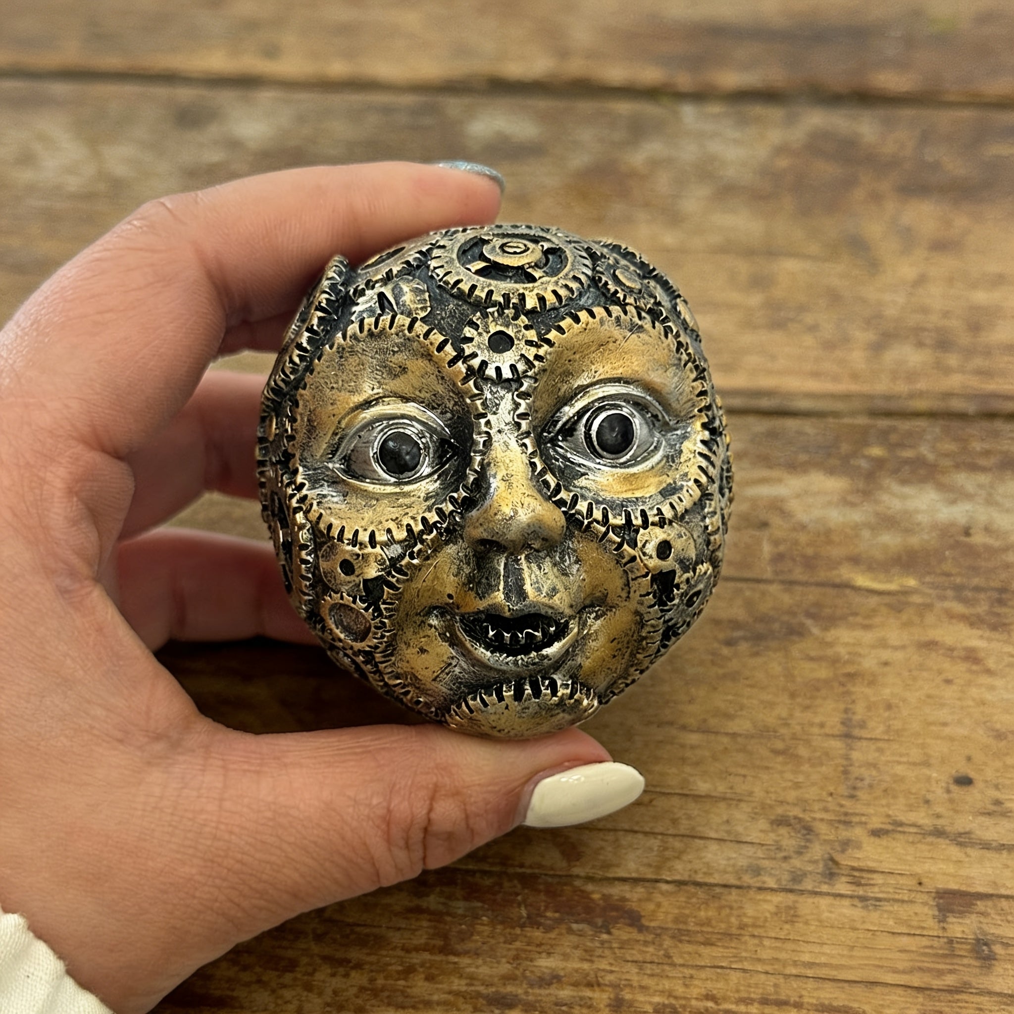 Tnessential Gear-shaped Doll with a Brass-colored Face 3D Decor