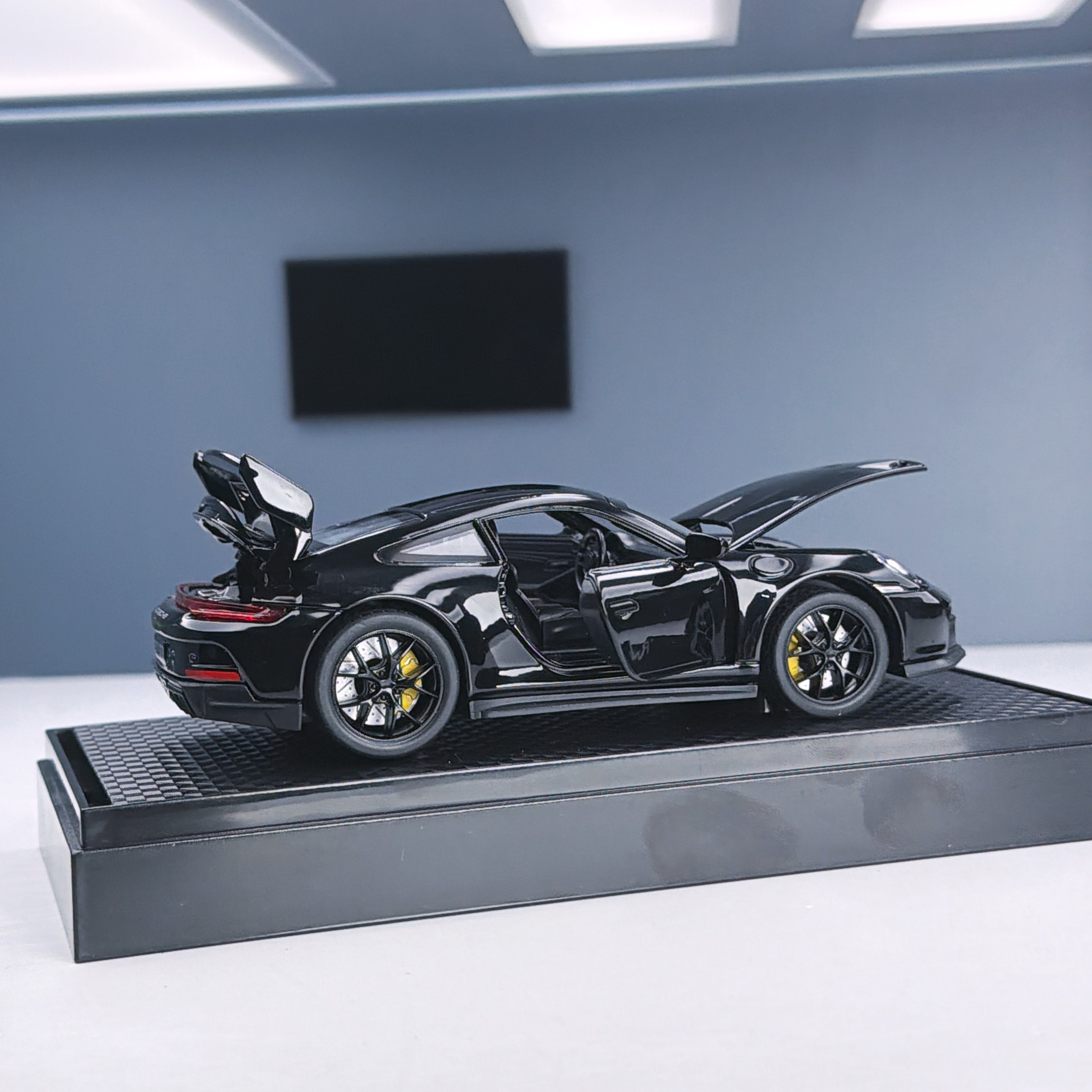 Tnessential :32 Scale Alloy Car Model 3D Decor
