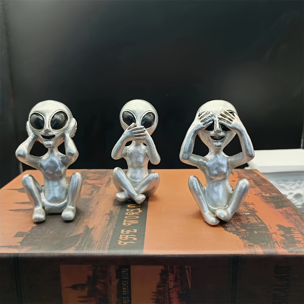 Tnessential Set of Whimsical Alien Statues: Fantasy-themed Decor 3D Decor
