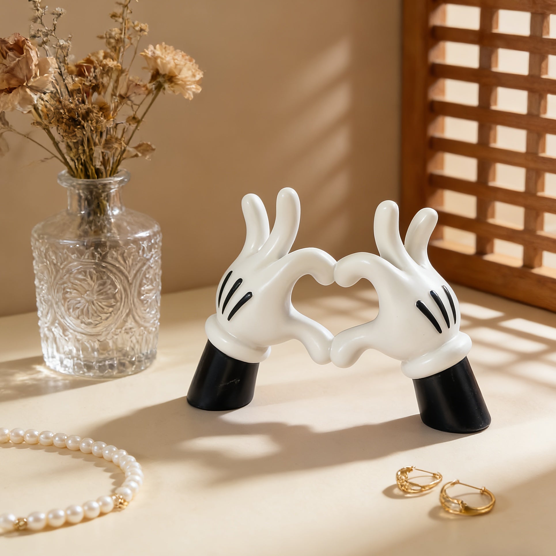 Tnessential This Decorative Vinyl Sculpture Features a Minimalist 3D Decor