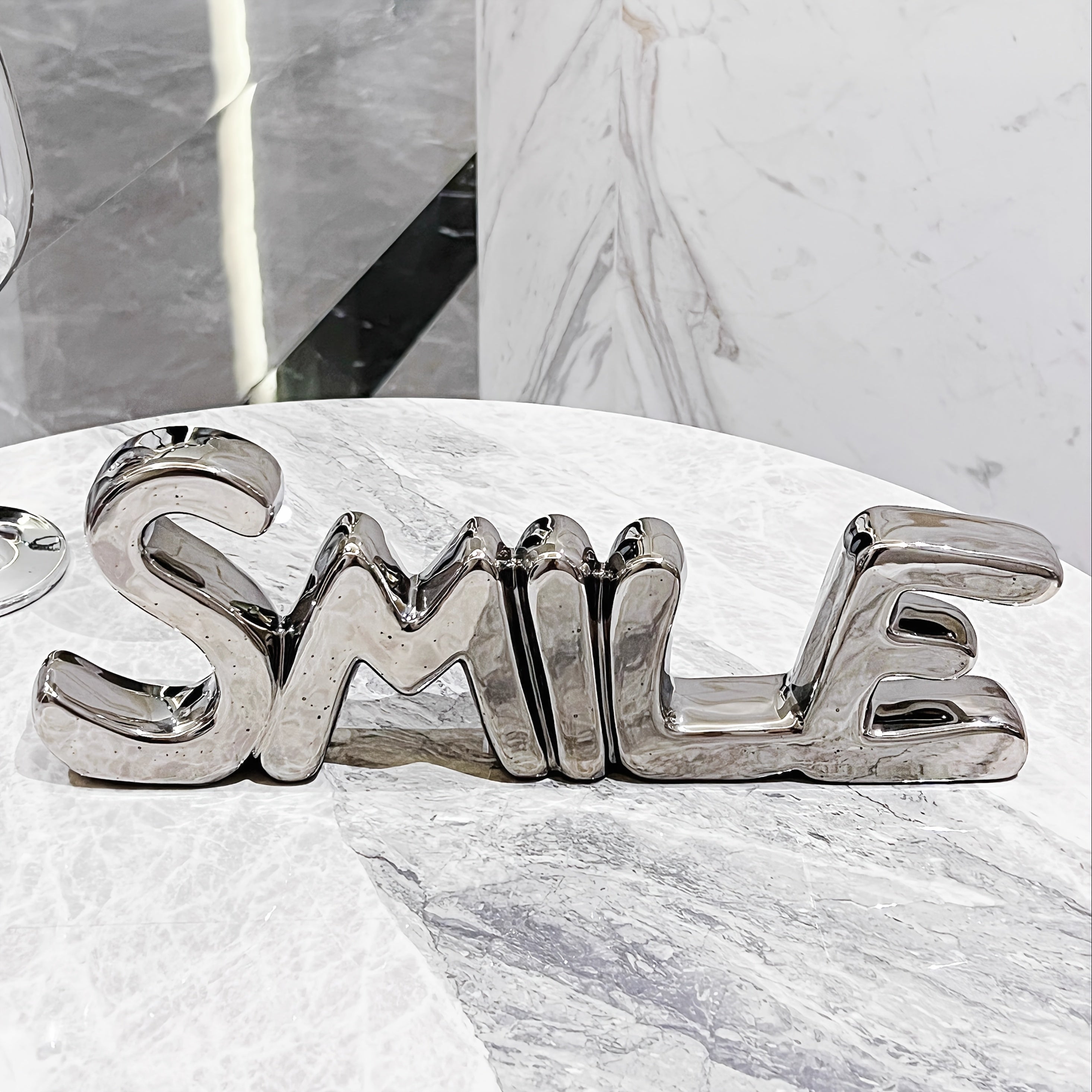 Tnessential Ins-style Light Luxury Design Smiling Ceramic Decorative 3D Decor