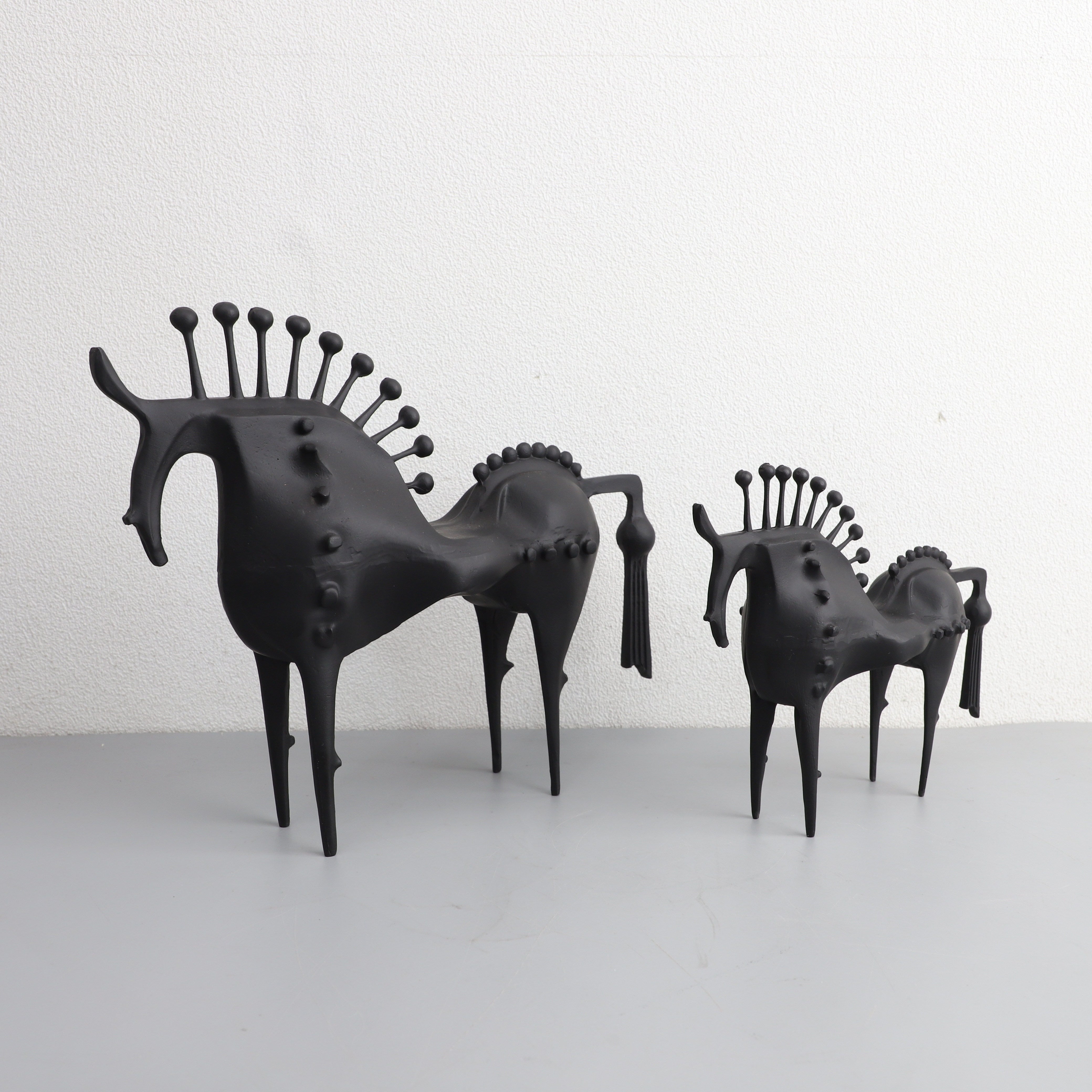 Tnessential Chic Black Metal Horse Sculpture with Spiky Detailing 3D Decor