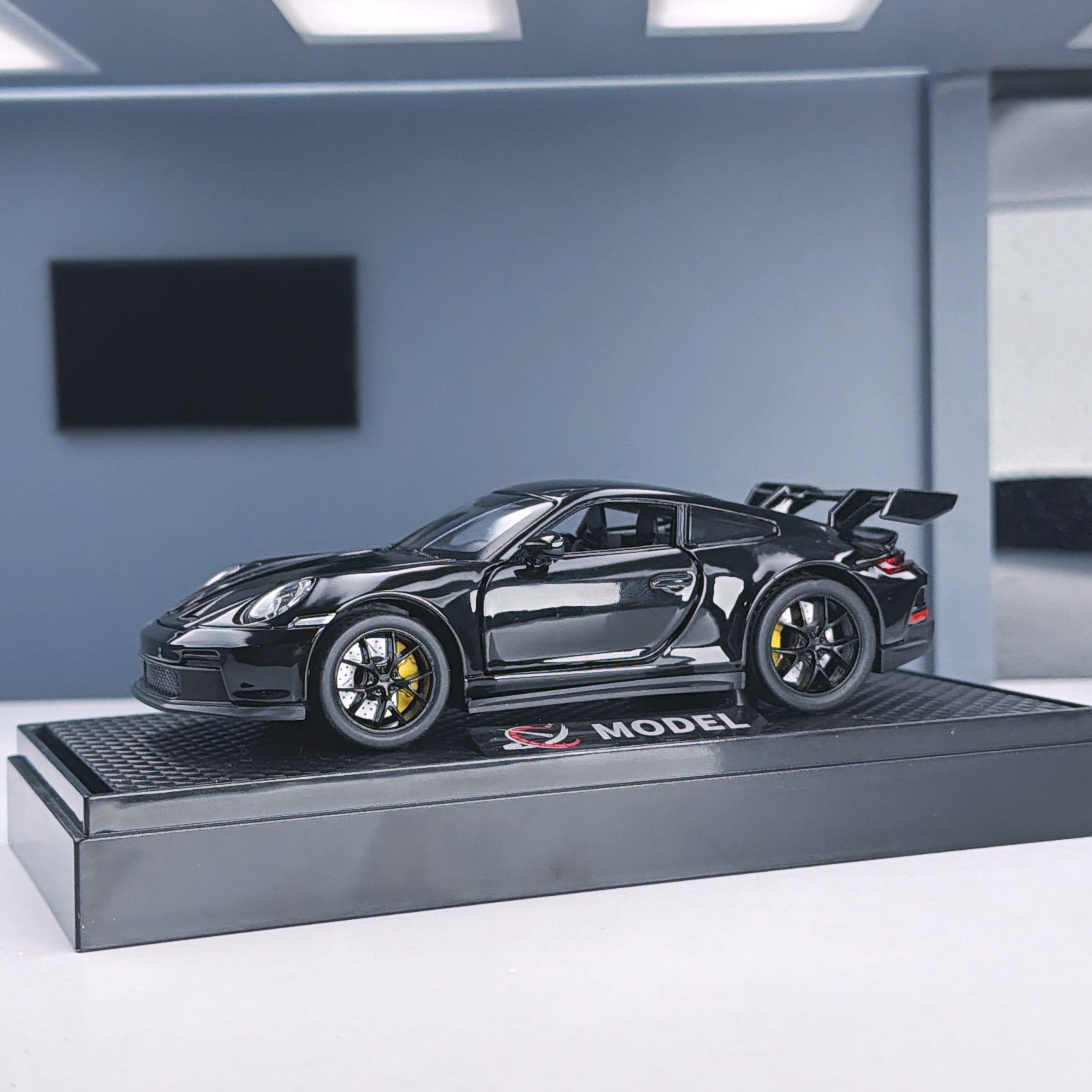 Tnessential :32 Scale Alloy Car Model 3D Decor