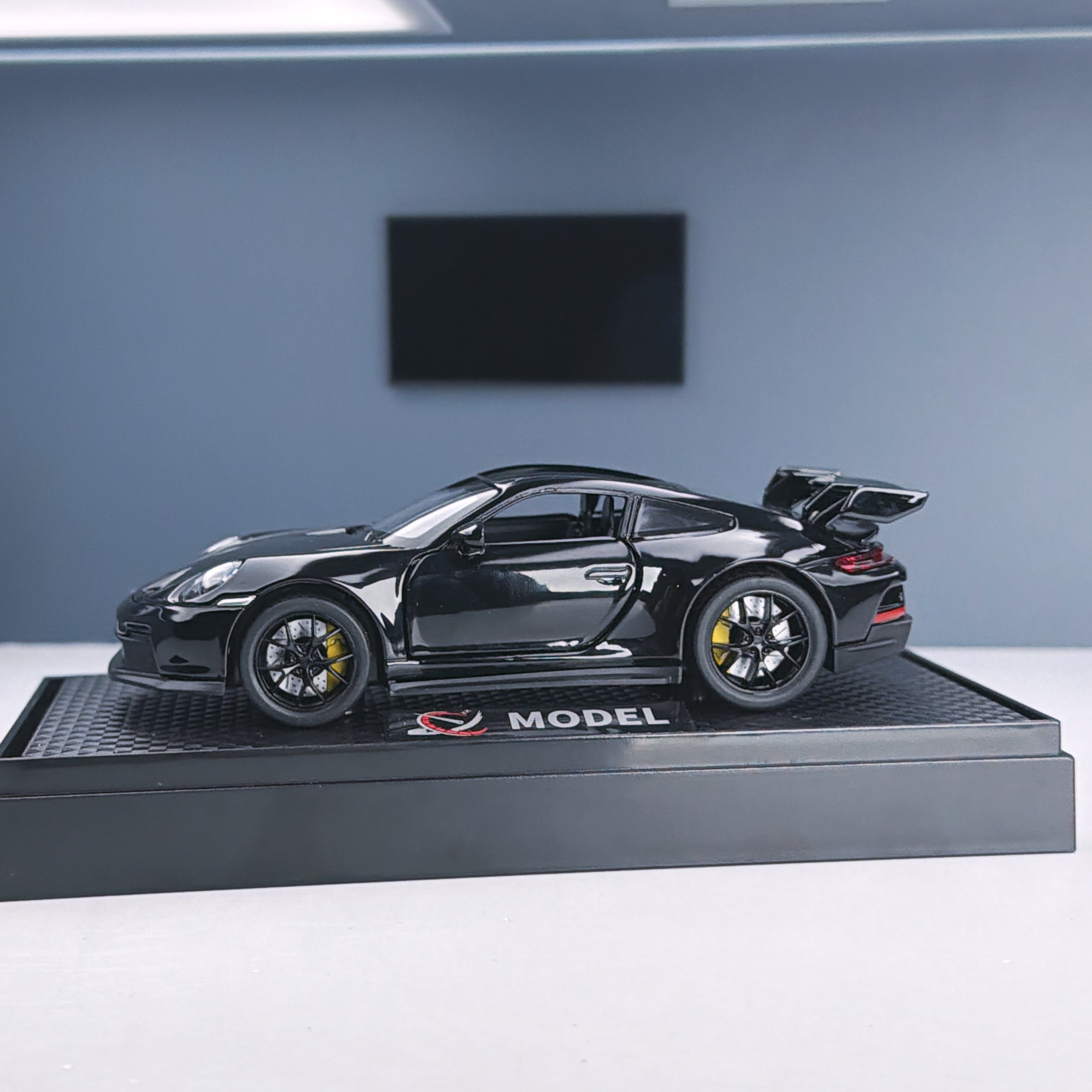 Tnessential :32 Scale Alloy Car Model 3D Decor