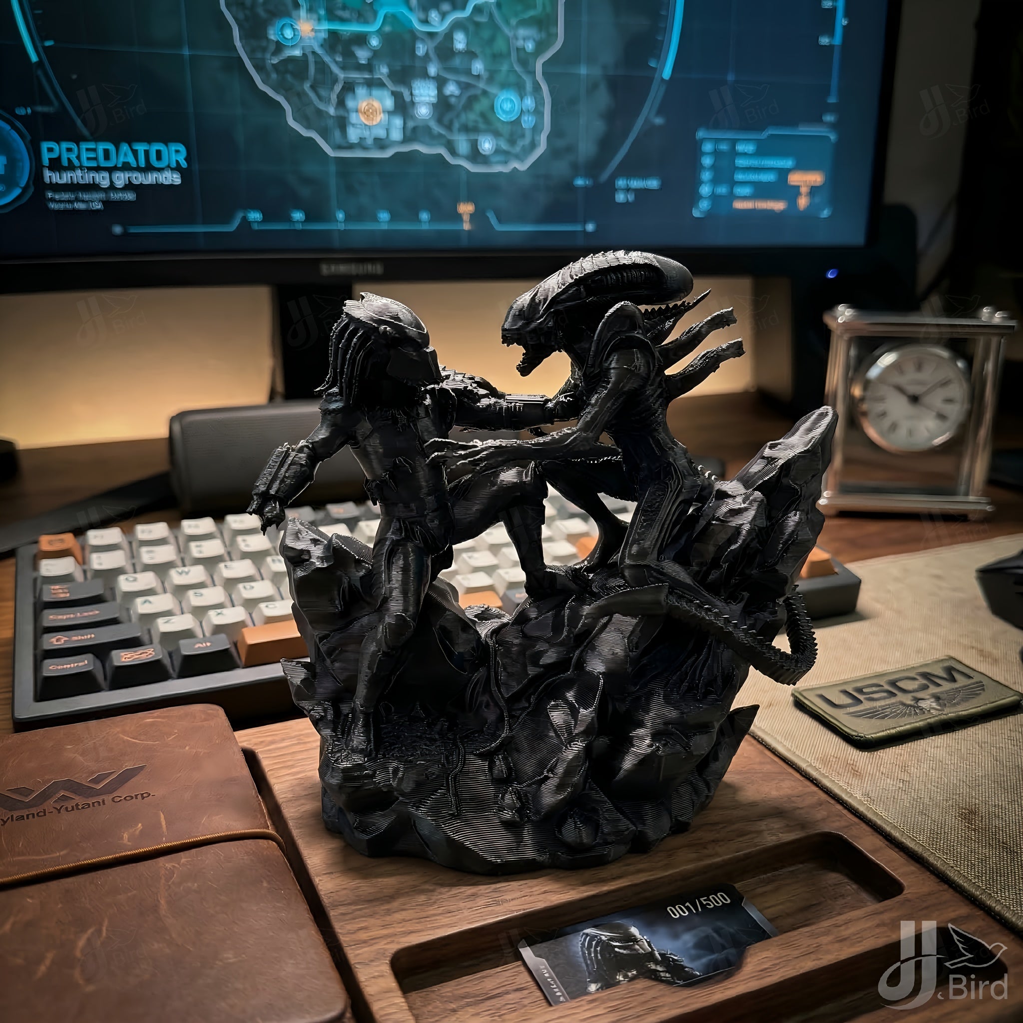 Tnessential Alien Hunter VS Alien Monster Ornament 3D Decor