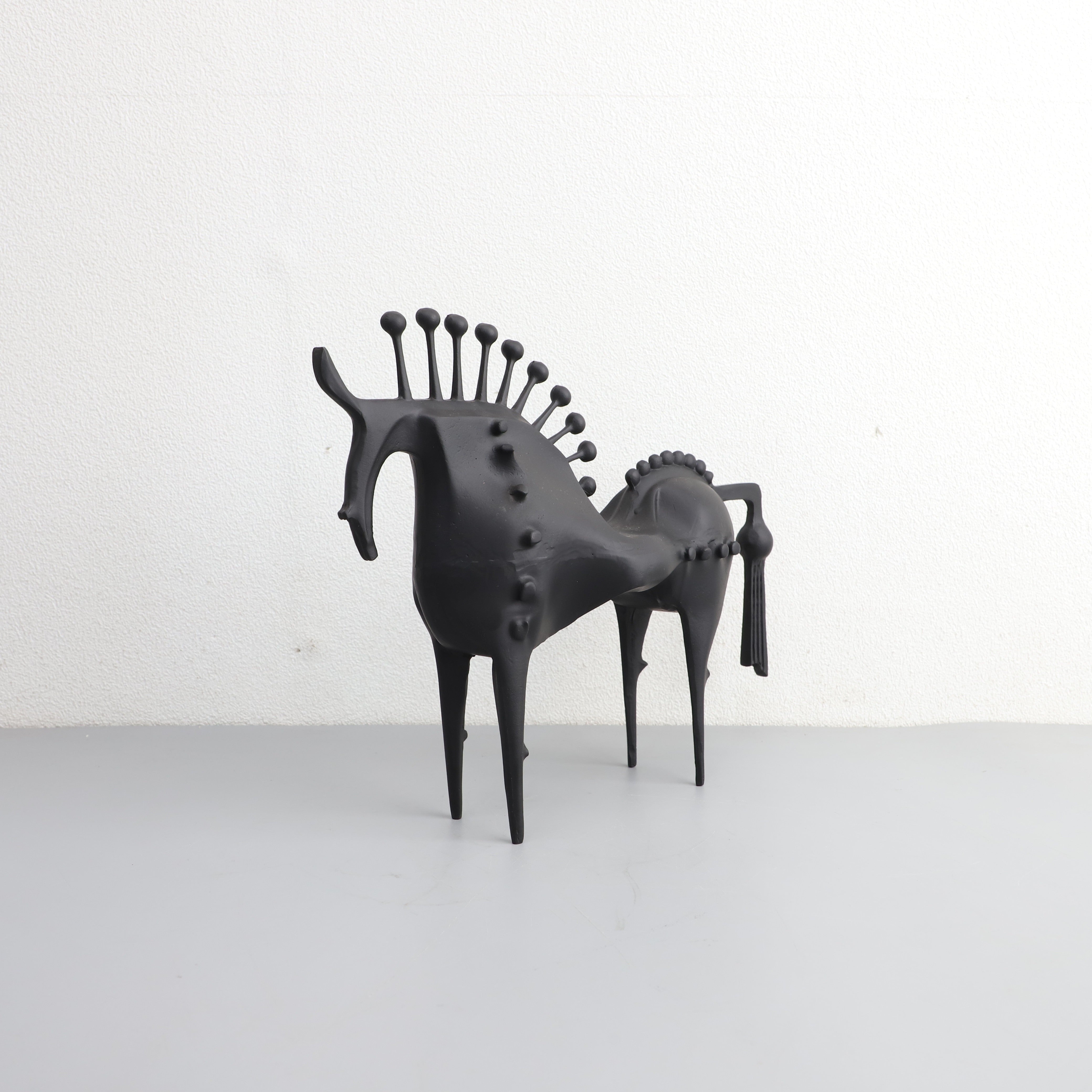 Tnessential Chic Black Metal Horse Sculpture with Spiky Detailing 3D Decor