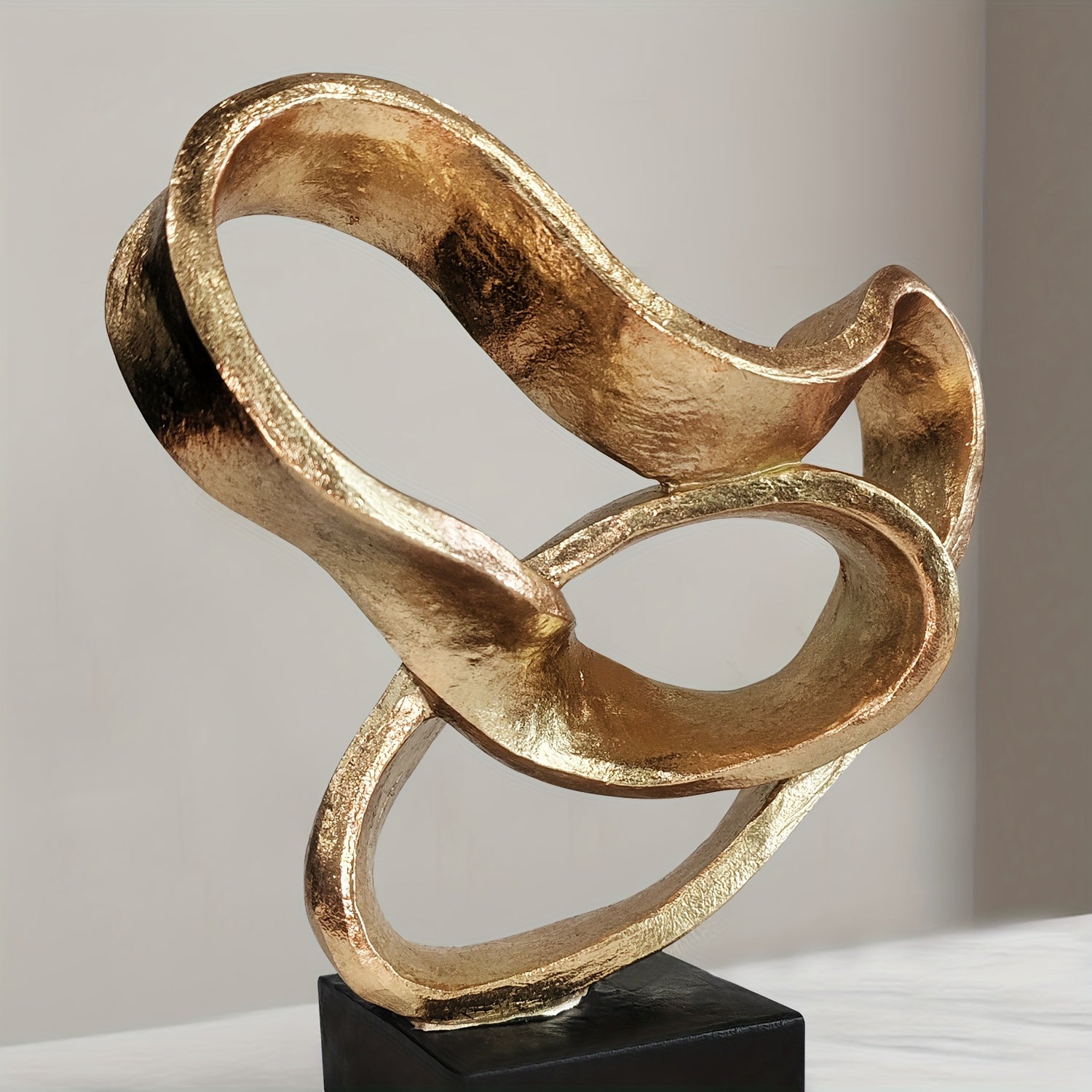 Tnessential Creative Heart-encircled Twisted 3D Decor